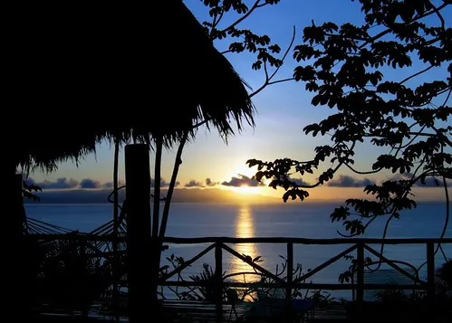 Atardecer sobre el Pacífico desde la selva
