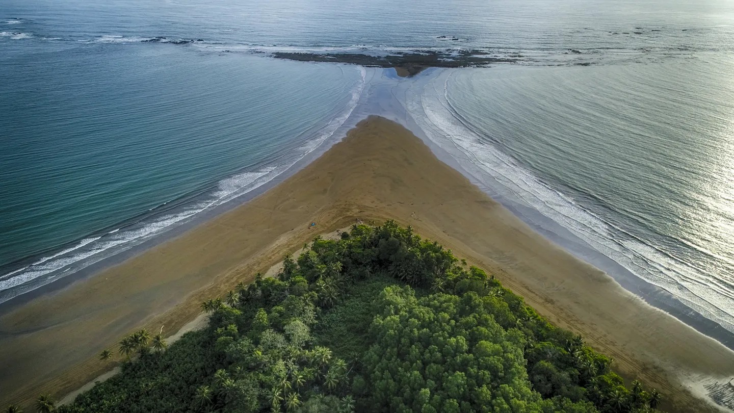 Vista aérea de la Cola de la Ballena en Uvita