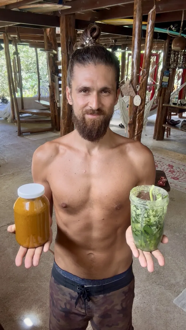 Santiago ofreciendo jugos naturales